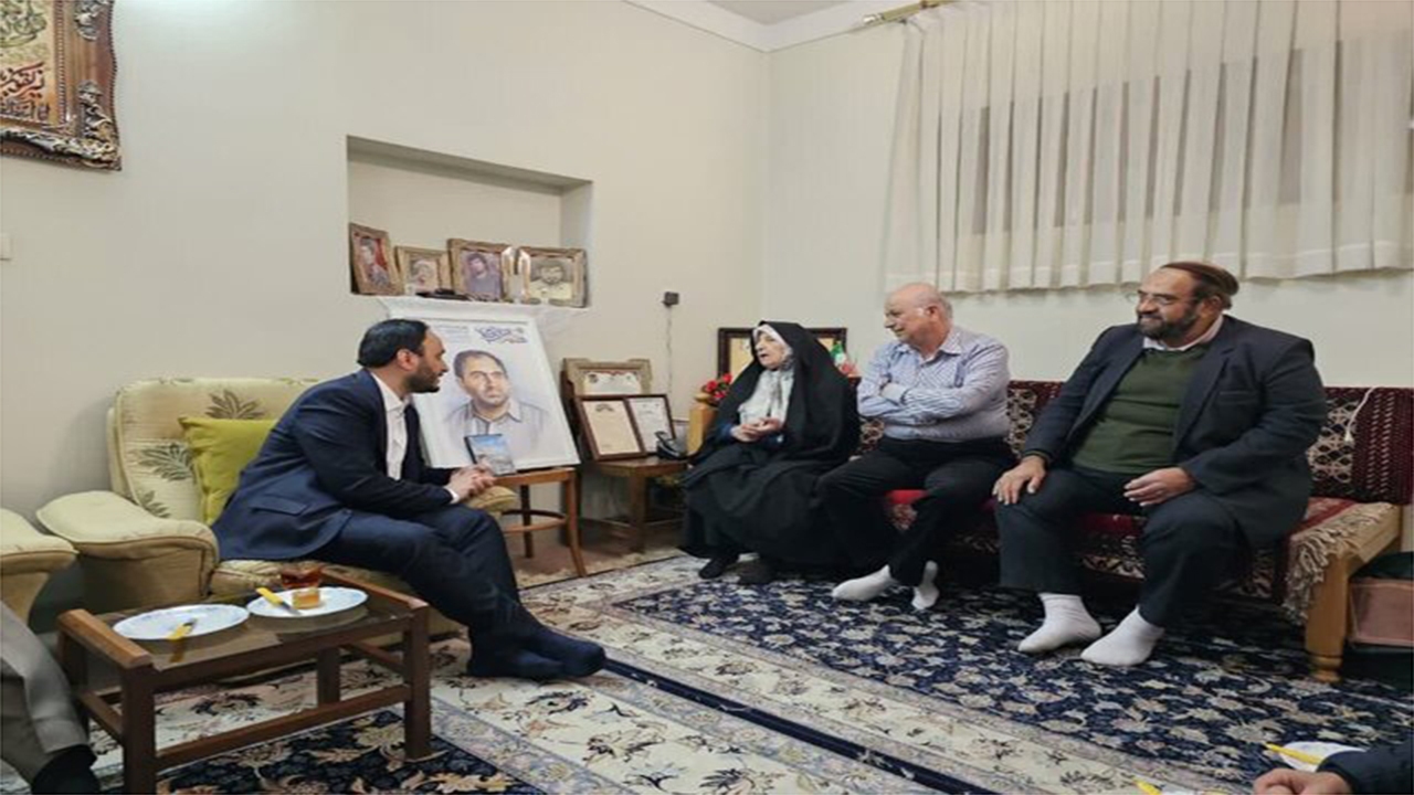 دیدار سخنگوی دولت با خانواده شهیدان فهیمی و مهاجر