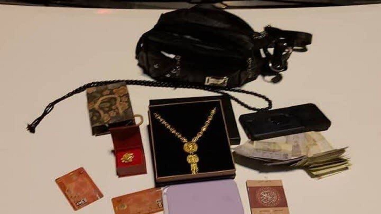 پلیس بوشهر کیف حاوی طلاجات را به صاحبش برگرداند