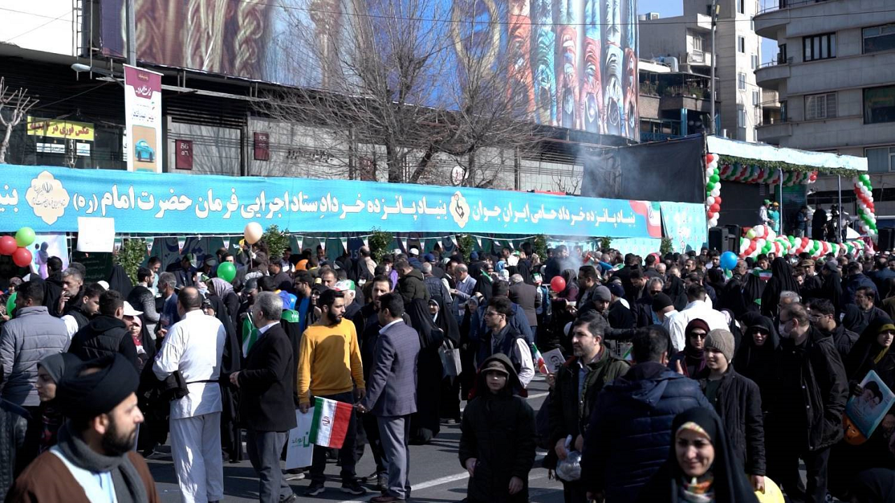 آشنایی راهپیمایان ۲۲ بهمن با کارویژه‌های جمعیتی بنیاد ۱۵ خرداد