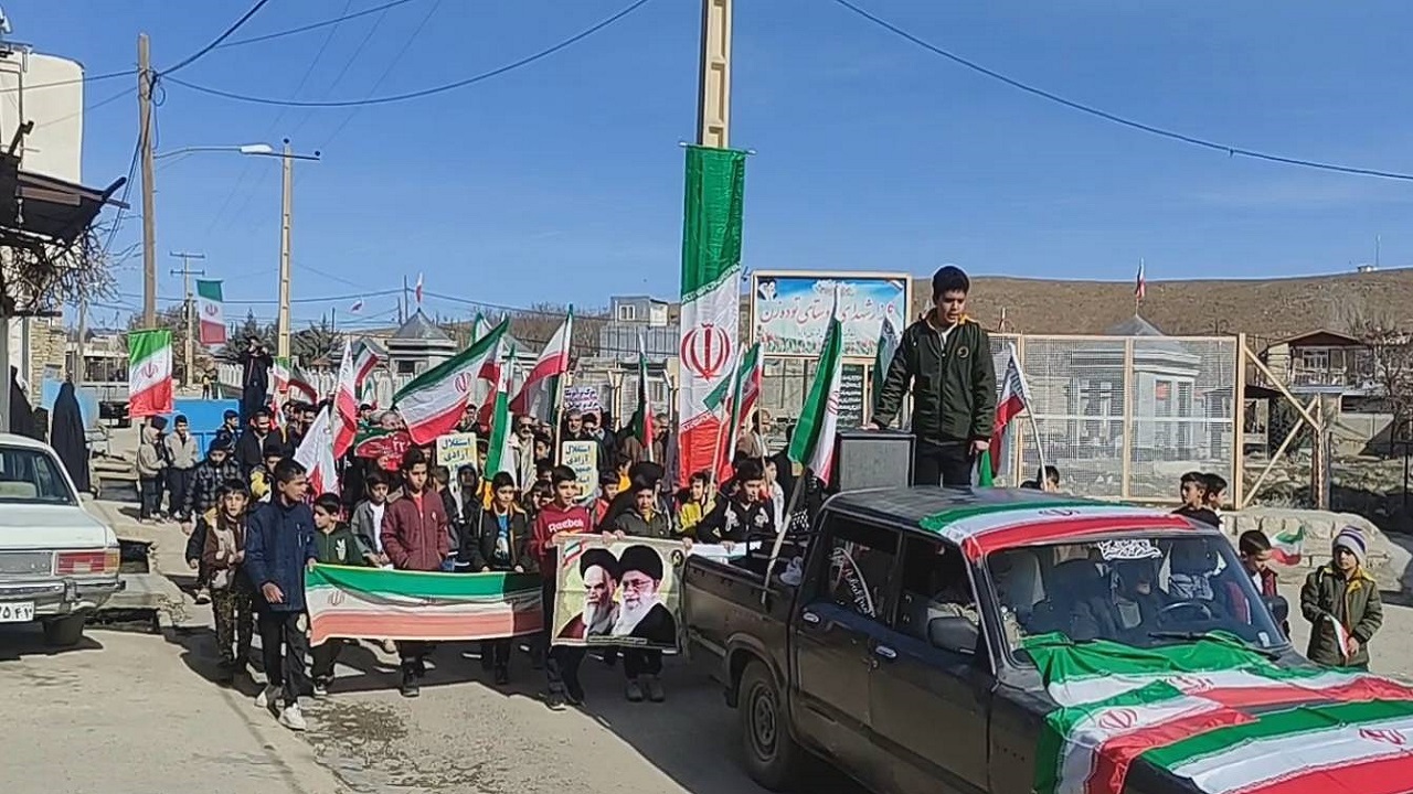 گرامیداشت یوم الله ۲۲ بهمن ماه در روستای توده زن بروجرد + فیلم