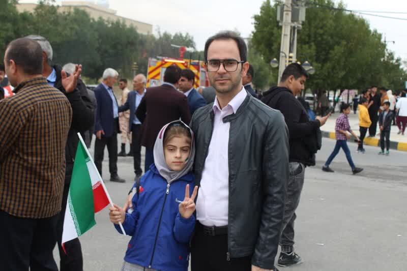 حضور پدران با فرزندان در راهپیمایی