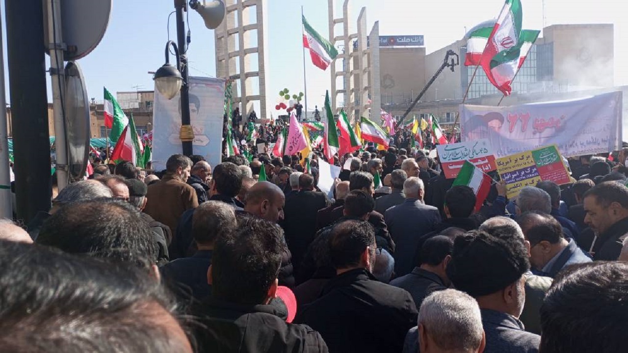 گردهمایی مردم زنجان در میدان انقلاب به مناسبت پیروزی انقلاب + تصاویر