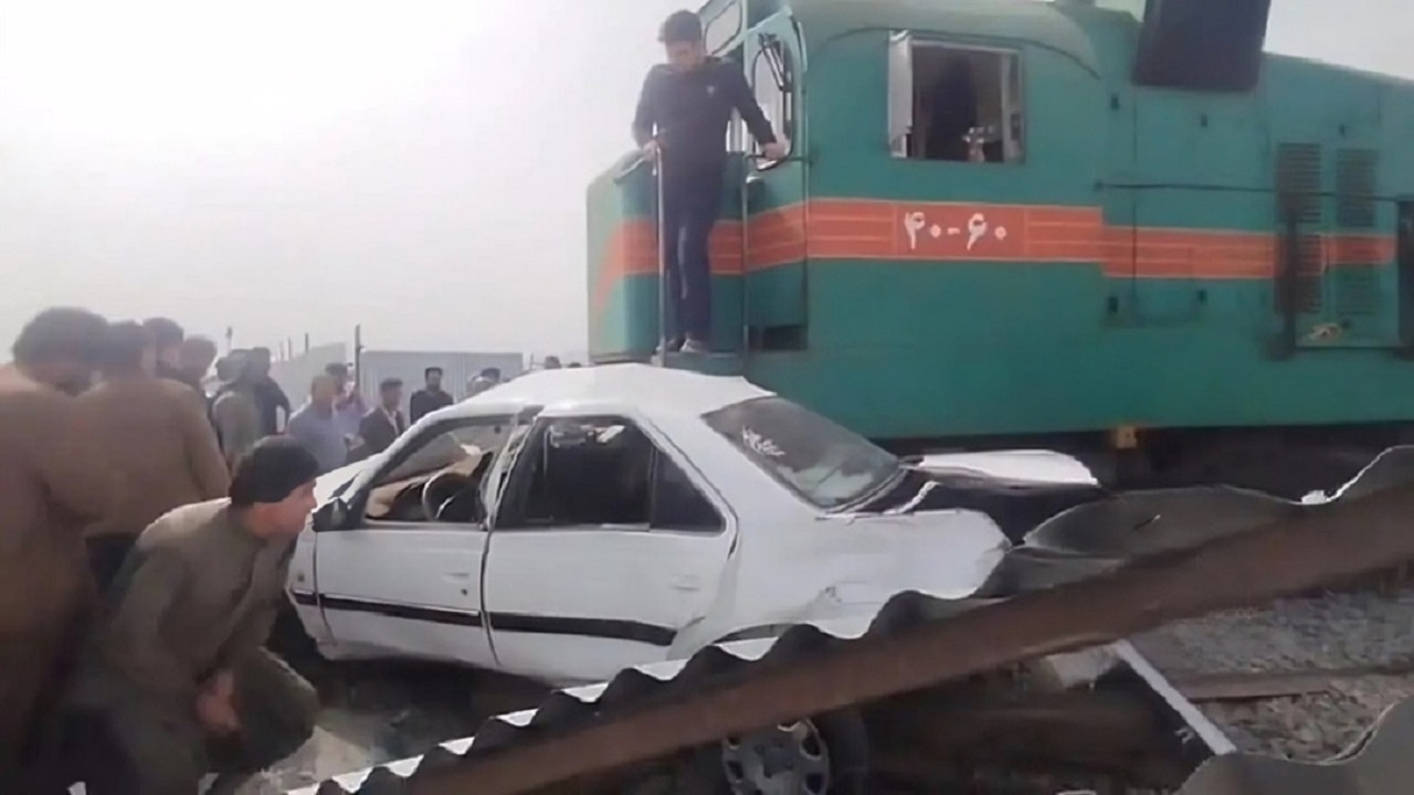 برخورد پژو پارس با قطار در زاهدان یک مصدوم بر جا گذاشت