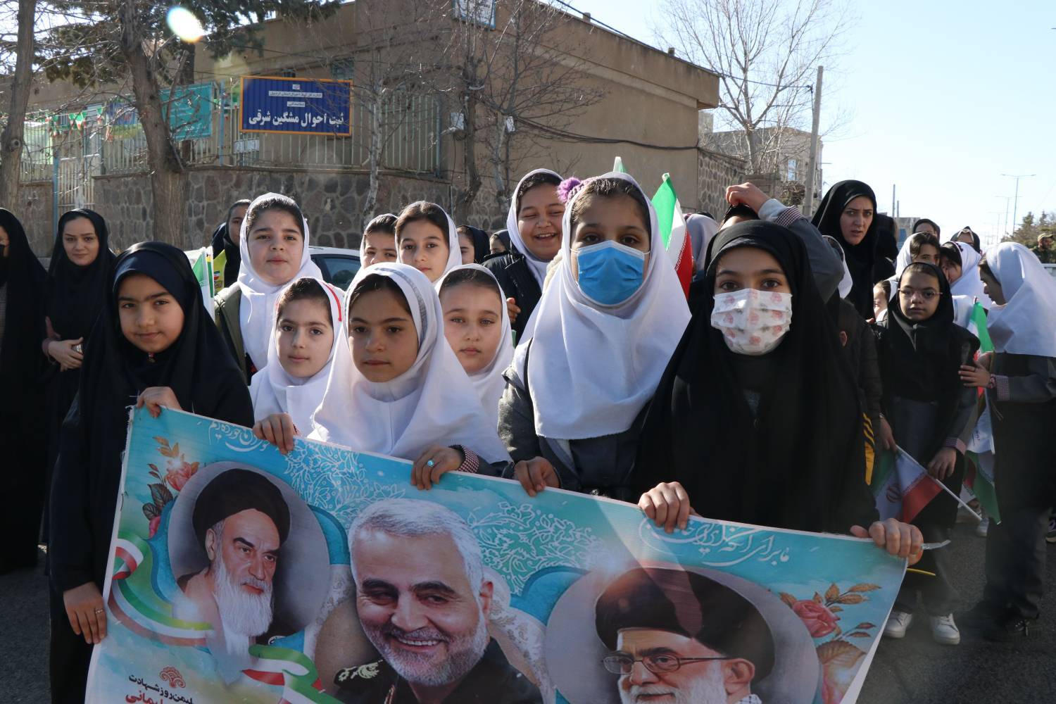 دانش آموزان در راهپیمایی