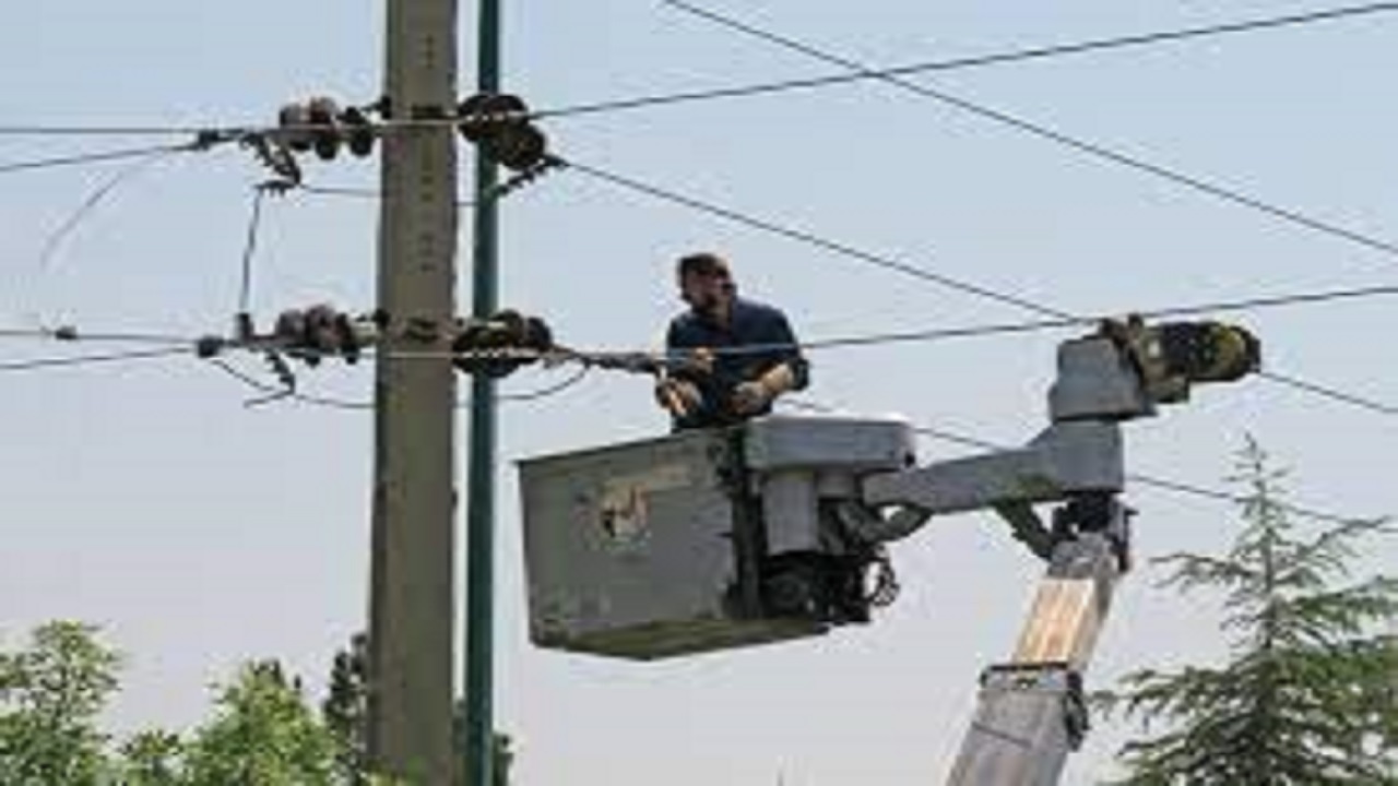 جمع آوری تیر‌های برق چوبی و فرسوده در منطقه یک