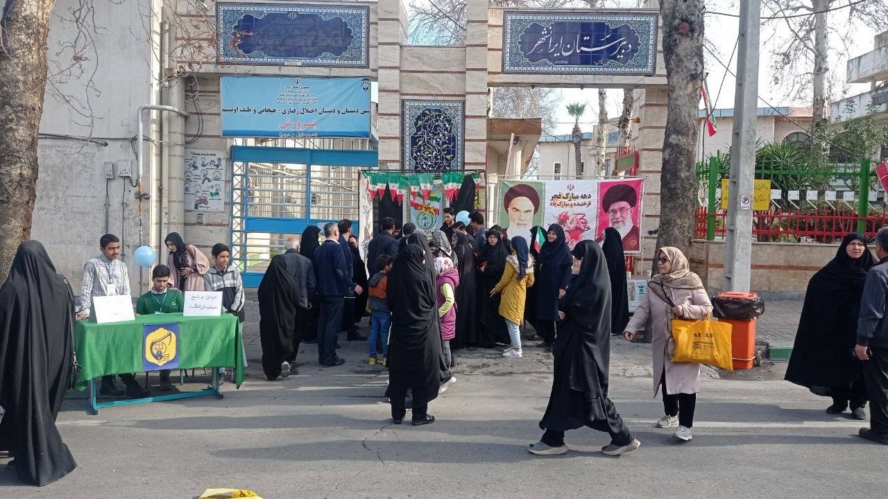 ایستگاه صلواتی دانش آموزی در مراسم جشن انقلاب گرگان + تصاویر