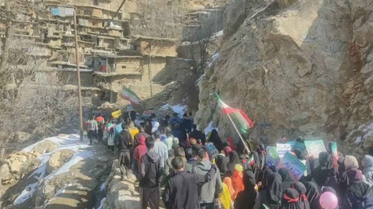 سنگ تمام اهالی روستای سر آقاسید کوهرنگ در جشن بهار انقلاب + فیلم