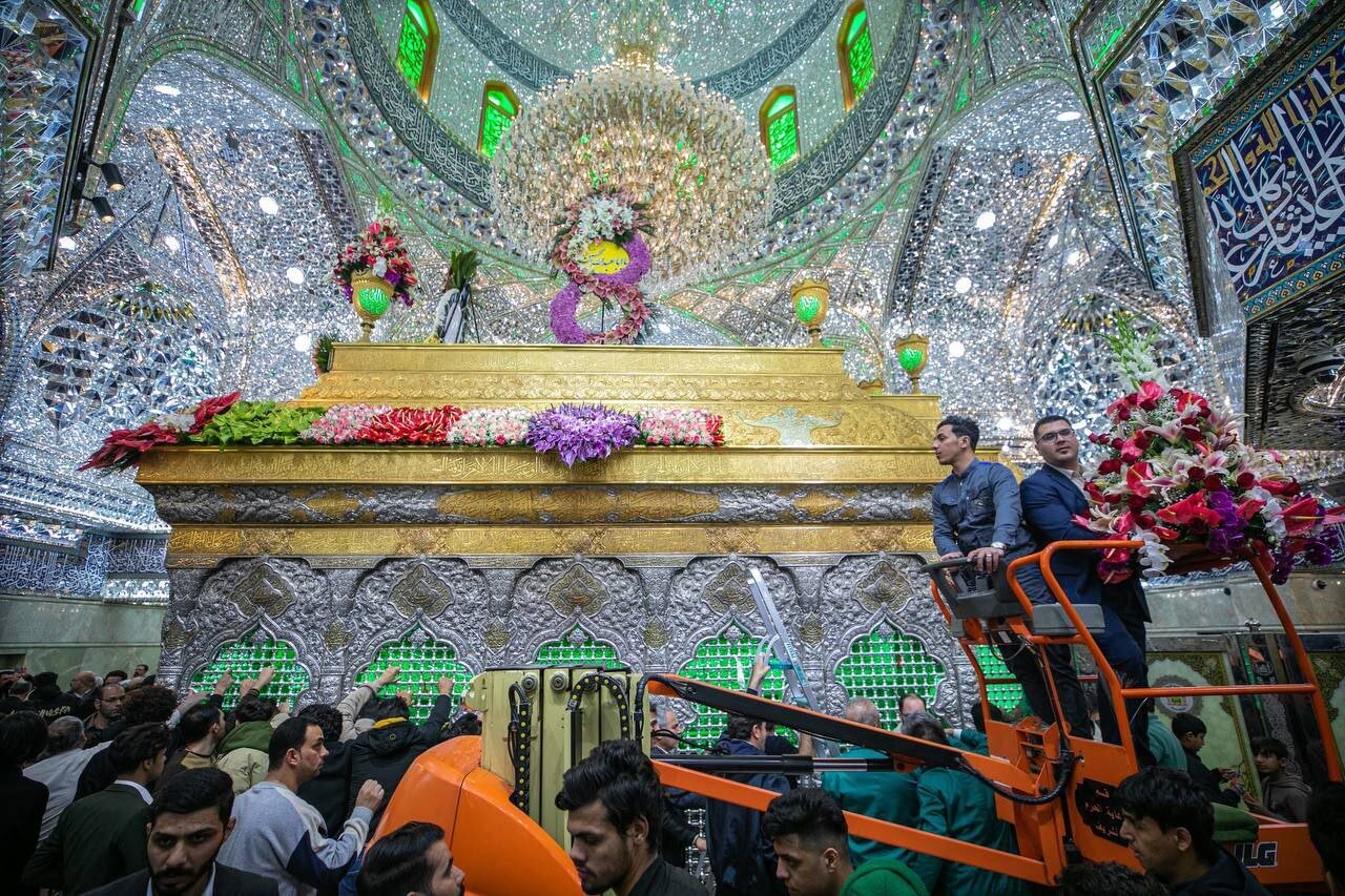 تزئین حرم مطهر حضرت اباعبدالله الحسین(ع)