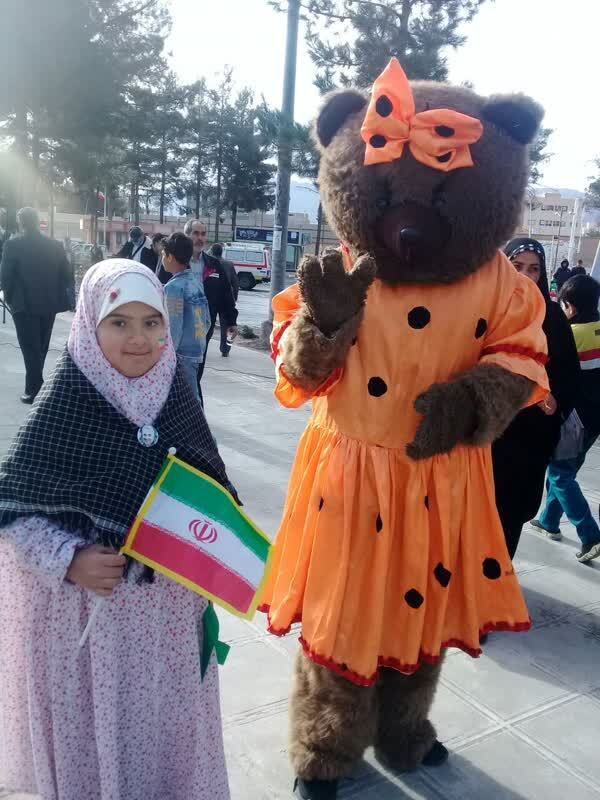 حضور دختران کوچک در 22 بهمن