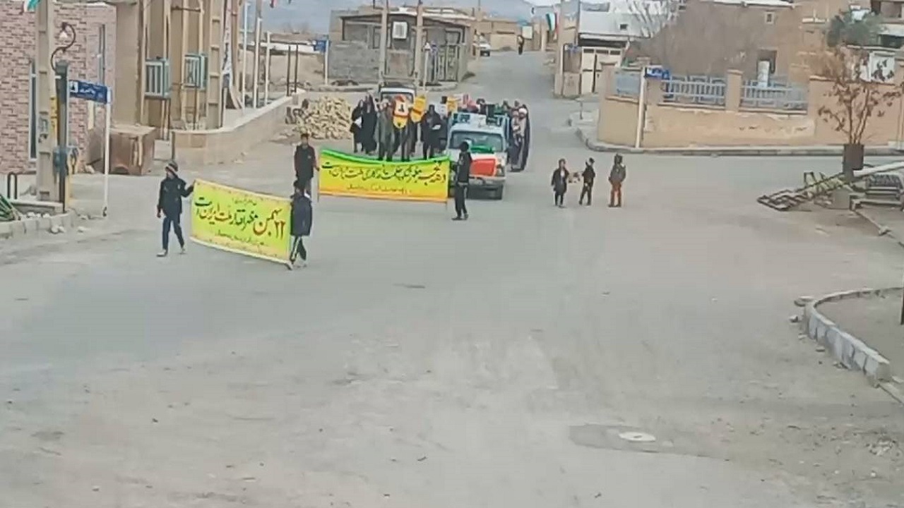 برگزاری مراسم جشن انقلاب در روستای ده جمال بهاباد + فیلم
