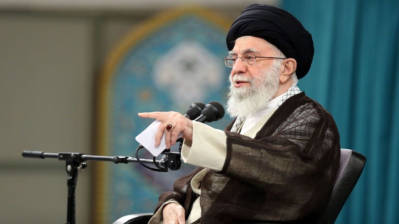 ۴ ویژگی مکتب حسینی در کلام رهبر انقلاب
