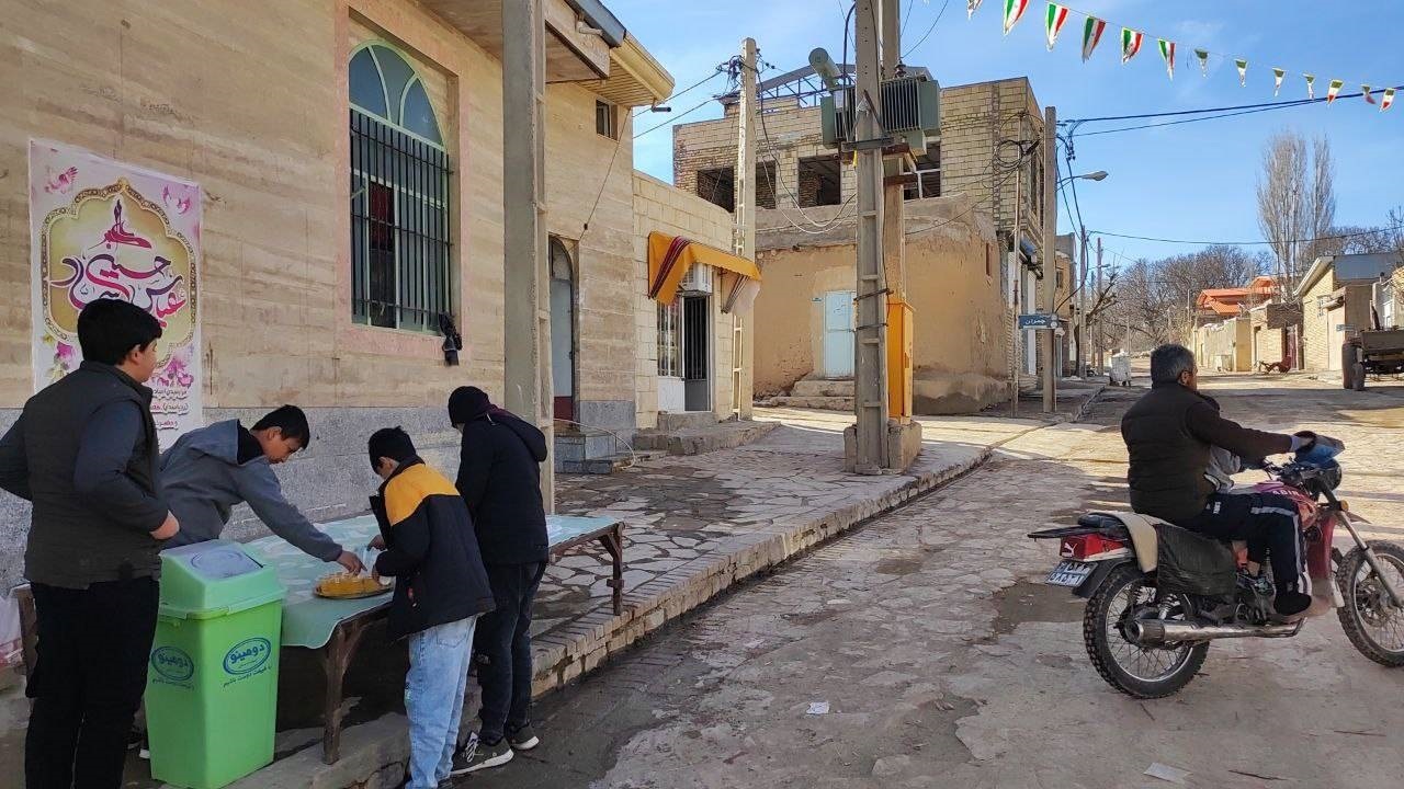 برپایی ایستگاه صلواتی به مناسبت میلاد امام حسین (ع) در روستای توآباد + فیلم و تصاویر