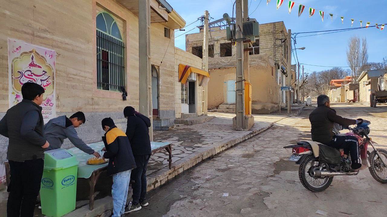 پذیرایی از مردم روستای توآباد به مناسبت میلاد امام حسین(ع)