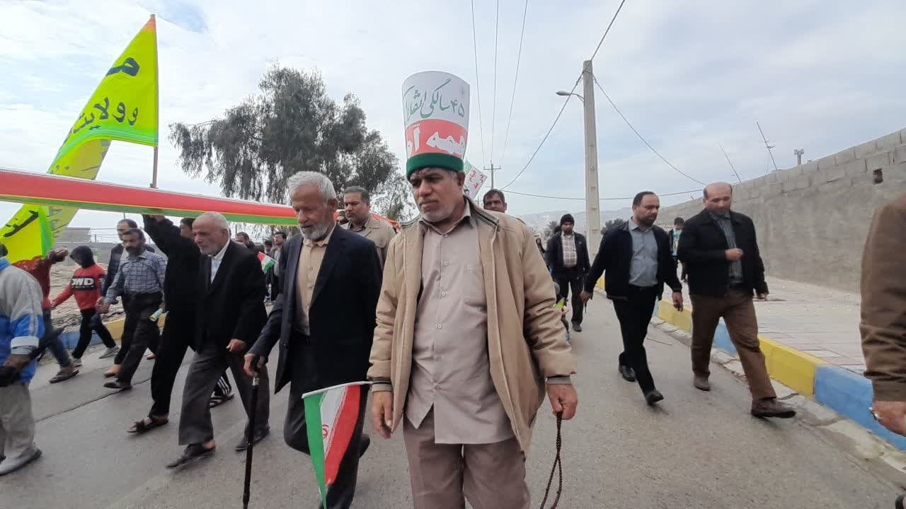 قابی از مراسم راهپیمایی یوم الله ۲۲ بهمن در روستای چارک + تصاویر