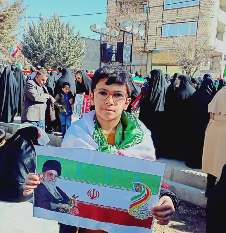 حضور کودکان رزنی در مراسم یوم الله 22 دی