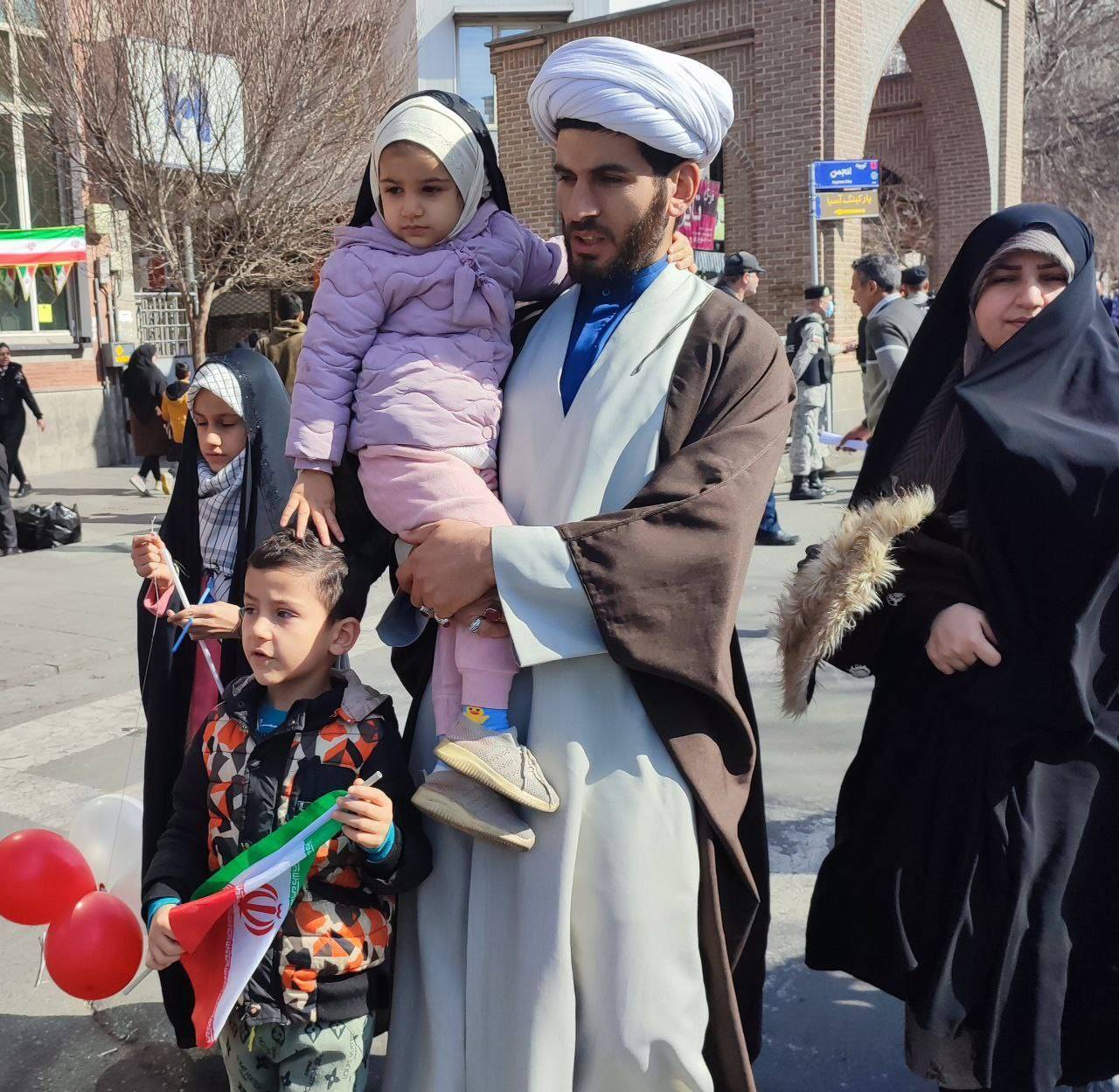 خانواده روحانی در راهپیمایی