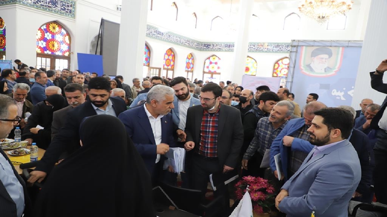 میز خدمت جهادی با حضور ۴۵ مدیر دستگاه اجرایی در مصلی رشت