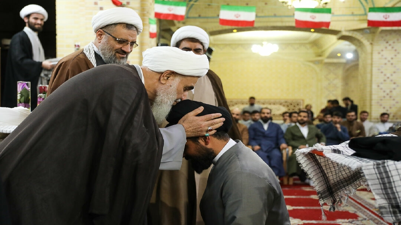 جشن عمامه گذاری ۲۷ طلبه جوان در قزوین