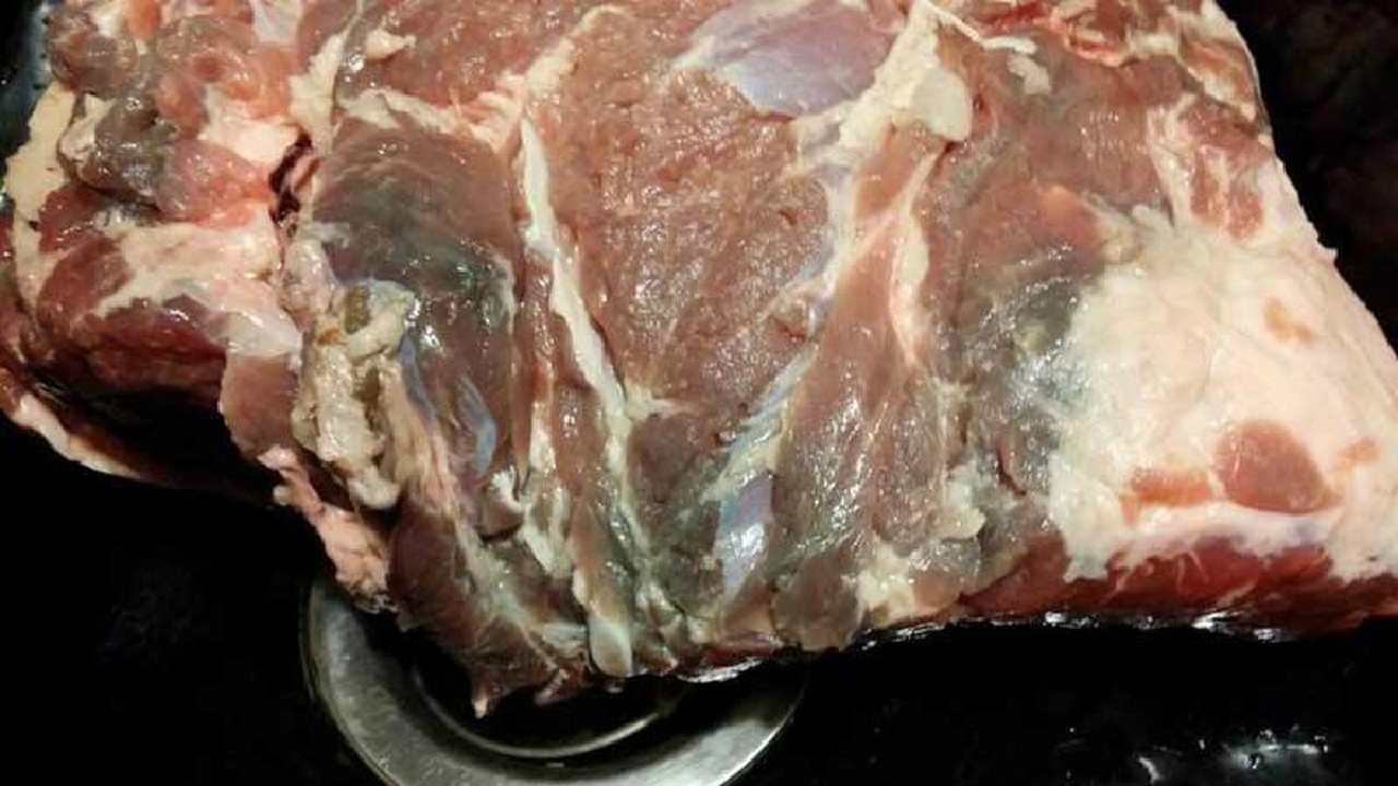 کشف گوشت گرم تاریخ گذشته در بوئین زهرا
