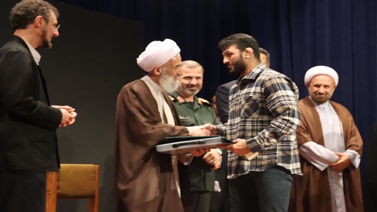 مراسم اهداء هدایای مقام معظم رهبری به مدال آوران بازی‌های آسیایی و پاراآسیایی
