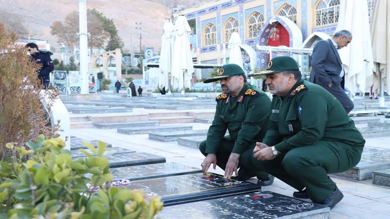 ادای احترام جانشین سازمان بسیج مستضعفین کشور  به شهدای کرمان+ تصاویر