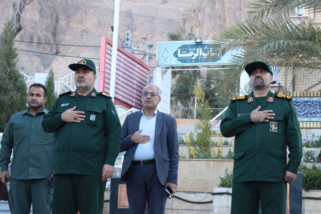 ادای احترام جانشین سازمان بسیج مستضعفین کشور  به شهدای کرمان+ تصاویر