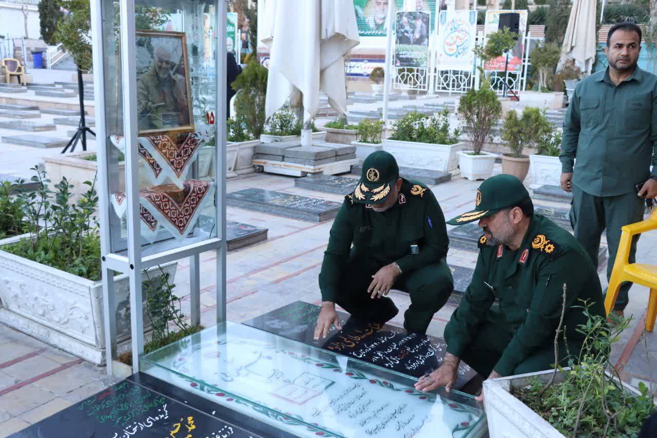 ادای احترام جانشین سازمان بسیج مستضعفین کشور  به شهدای کرمان+ تصاویر