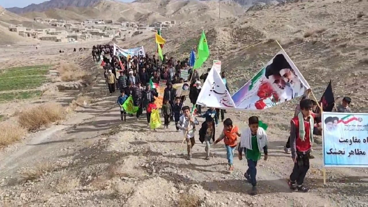 نگاهی به مراسم راهپیمایی در روستا‌های مرزی کشور + فیلم