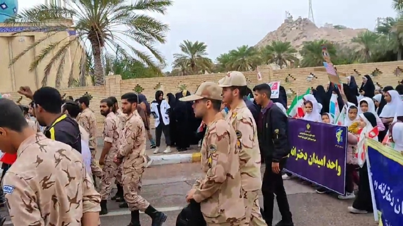 فیلمی از راهپیمایی ۲۲ بهمن در جنوبی‌ترین نقطه خاکی ایران