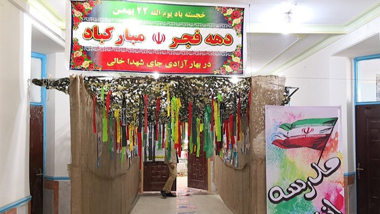 بازدید معاون رئیس جمهور در امور زنان و خانواده از نمایشگاه مدرسه انقلاب