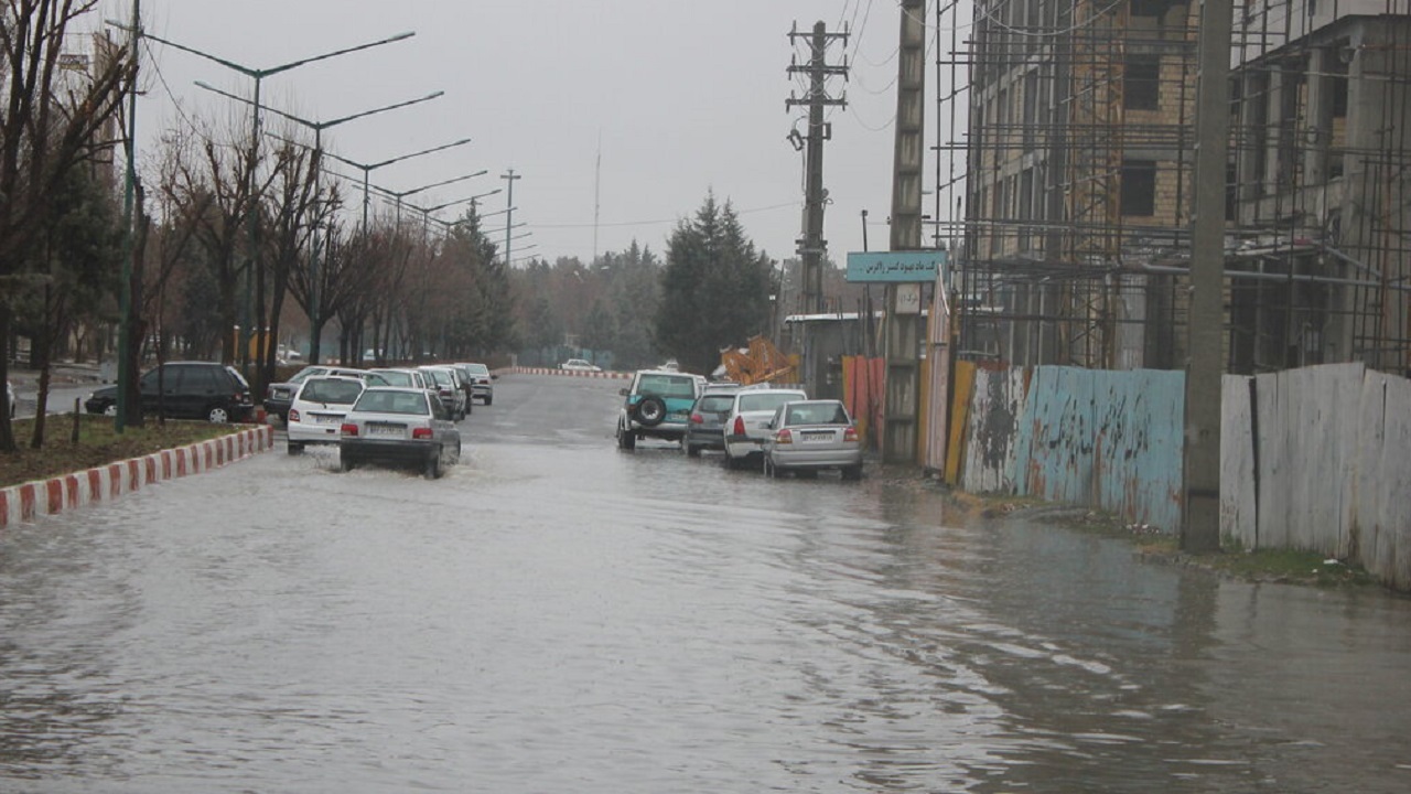 آبگرفتگی معابر و خیابان‌ها در کرمانشاه به دنبال بارش شدید باران