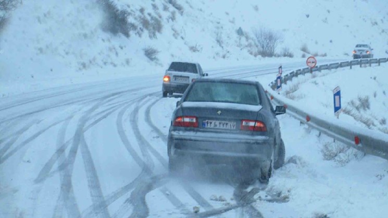 تردد در برخی گردنه‌های کردستان با زنجیر چرخ امکان پذیر است