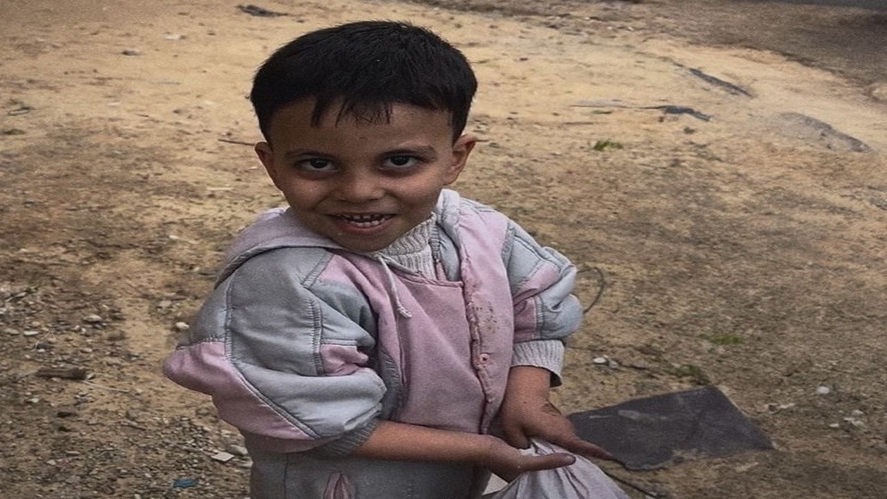 کودک فلسطینی برگ درخت می‌خورد! + فیلم