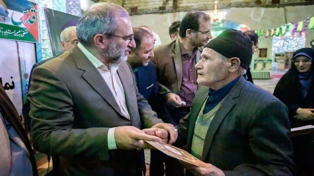واگذاری یک قطعه زمین به پدر ۸۰ ساله خندابی