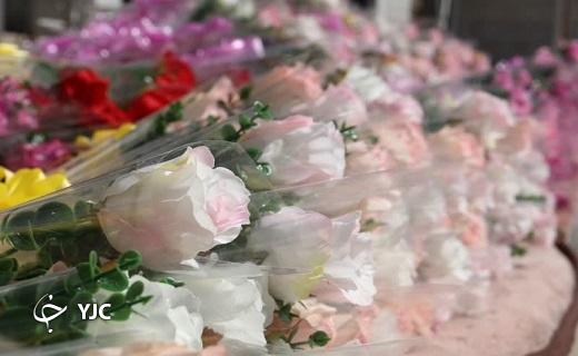 اهدای گل به زائران در کربلا به همت مهردشتی ها+عکس و فیلم