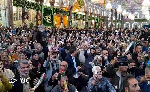اهدای گل به زائران در کربلا به همت مهردشتی ها+عکس