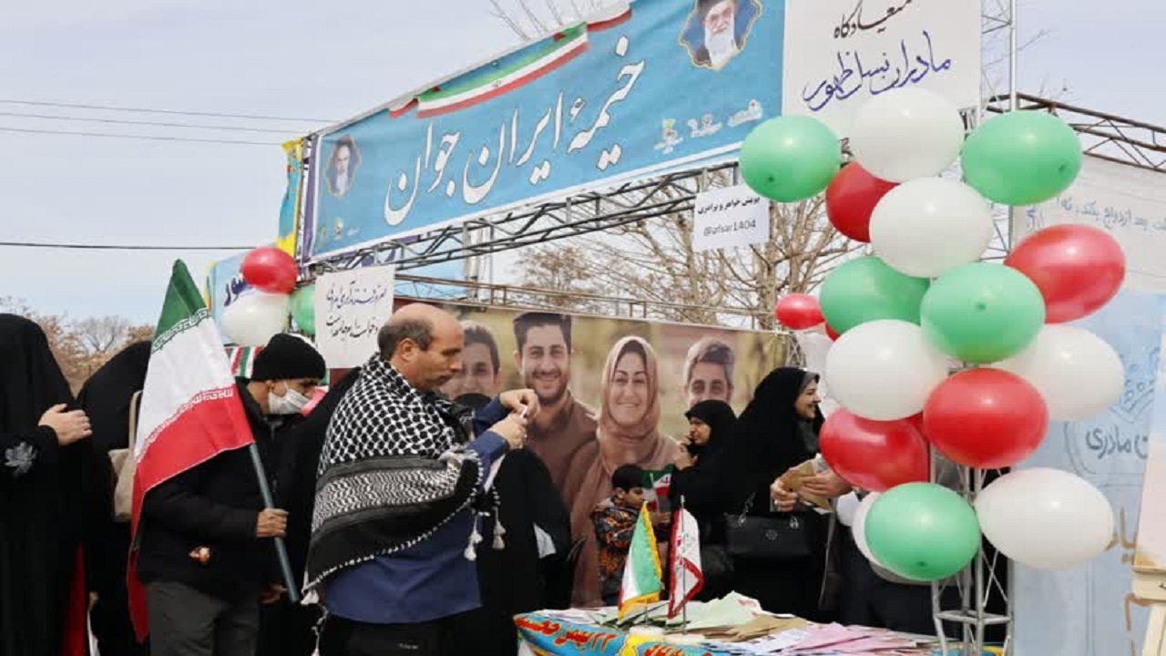 برپایی خیمه ایران جوان در اراک به مناسبت ۴۵ سالگی بهار انقلاب + تصاویر