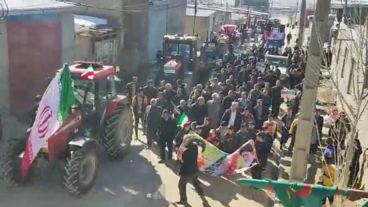 نمایی از رژه تراکتوری روستای حکان درگزین در یوم الله ۲۲ بهمن ۱۴۰۲