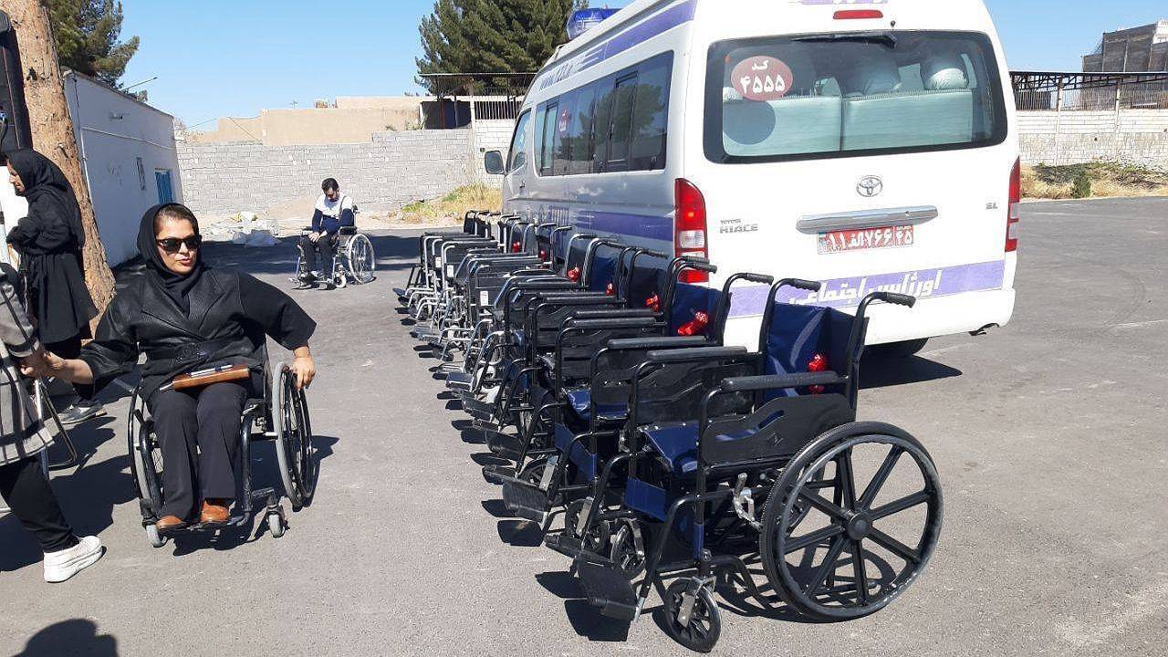اهدای ۶۴ دستگاه ویلچر به معلولان سیرجانی