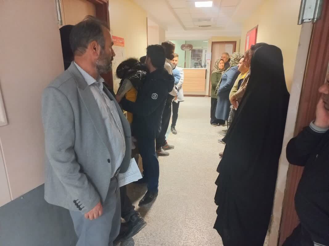ازدحام جمعیت در بیمارستان شهدای پارس آباد مغان