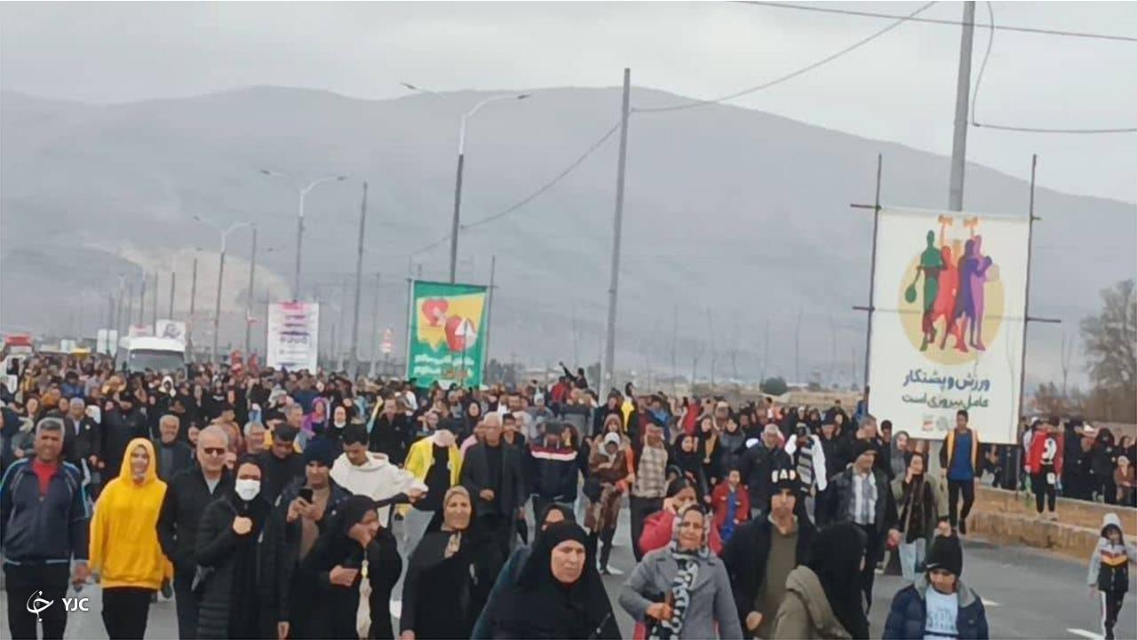 پیاده‌روی بزرگ خانوادگی شیرازی‌ها در بزرگراه سرلشکر شهید استوار