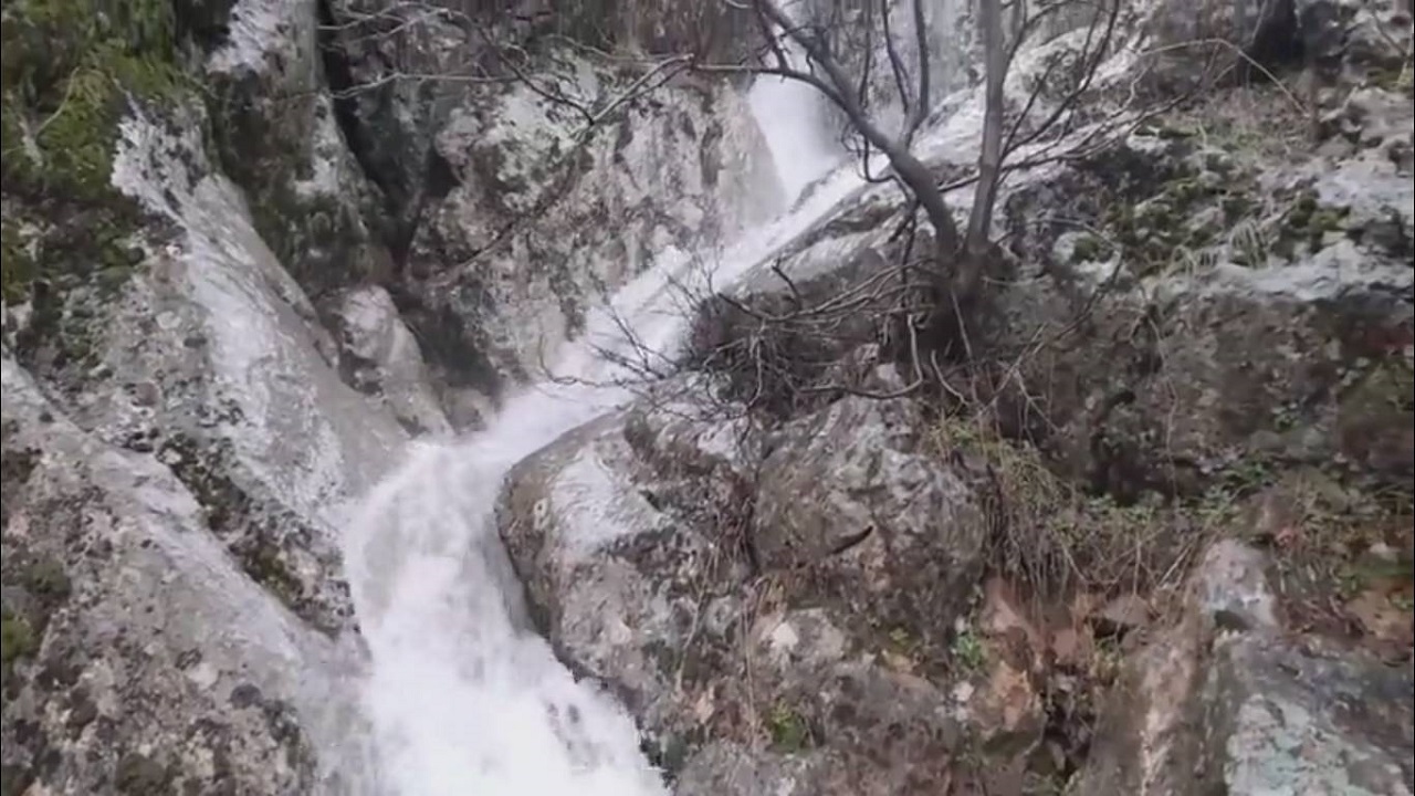 خروش آبشار در روستای قلعه جی سروآباد بر اثر بارش باران + فیلم