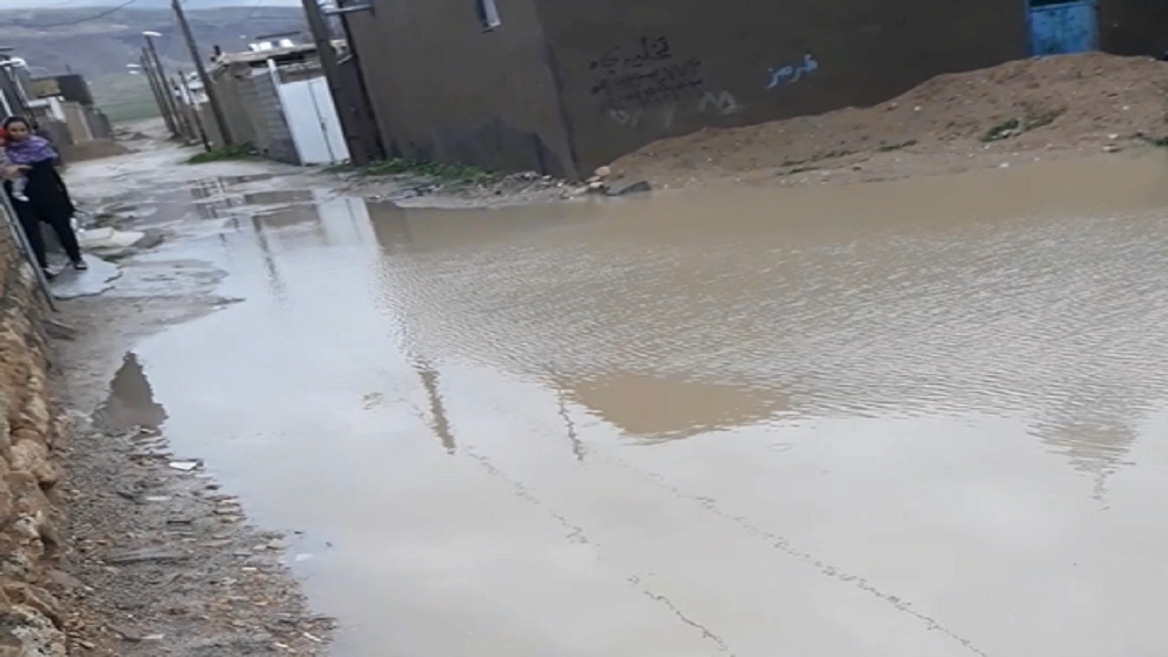 معضل همیشگی آبگرفتگی بر اثر بارش‌ها در روستای عزیزآباد + فیلم