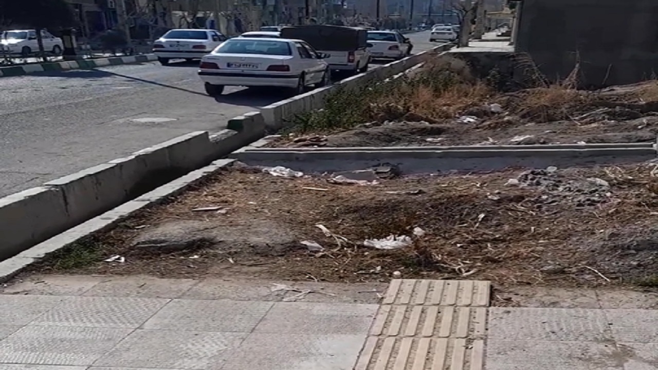 نگرانی شهروندان بومهن از گودال حادثه آفرین در پیاده روی خیابان سپاه + فیلم