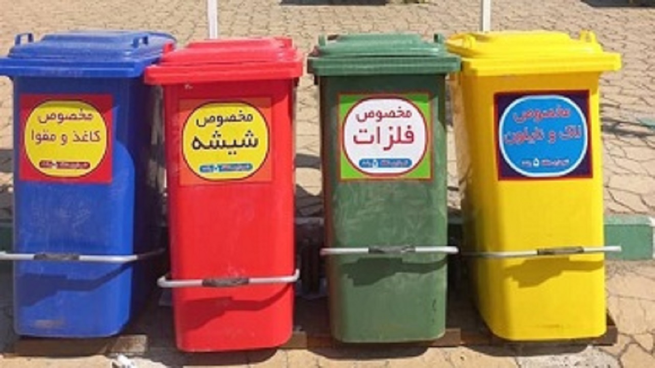 سطل‌های زباله مزاحم در کنار خیابان گلزار شیراز اهالی را به دردسر انداخت + فیلم