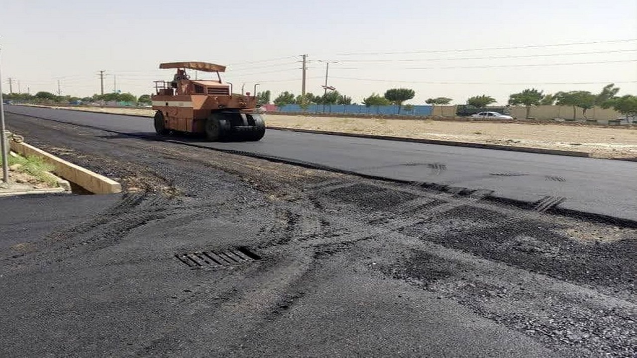 نیمه کاره رها شدن روکش آسفالت خیابانی در منطقه ۴ زاهدان