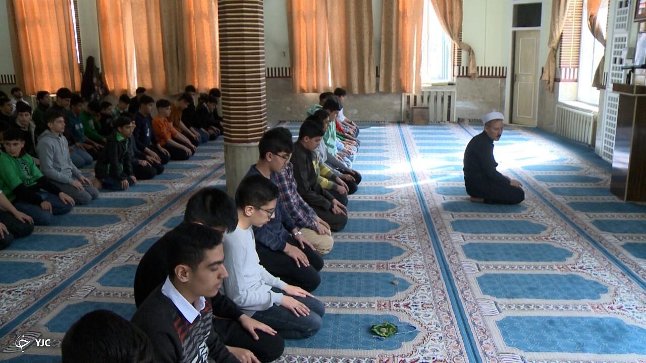 مراسم جشن تکلیف جمعی از دانش‌آموزان مهاباد برگزار شد