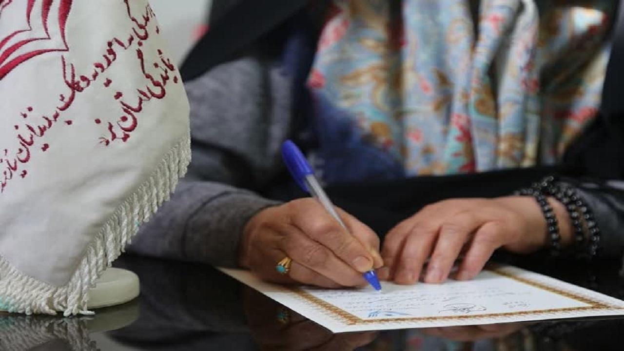 مادر یزدی یک زندانی آزاد کرد