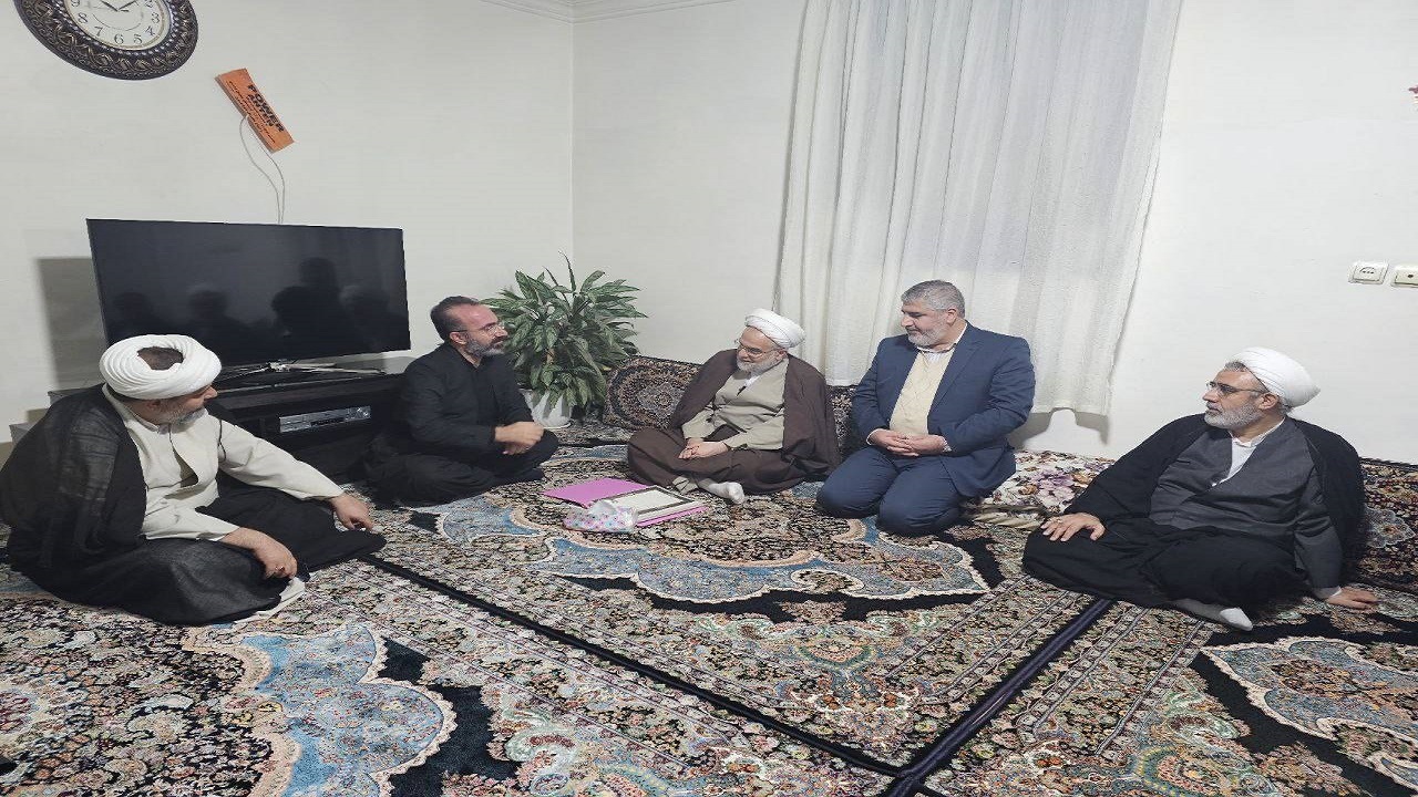دیدار نماینده ولی فقیه در کردستان با هنرمندان و خانواده شهدا در مریوان