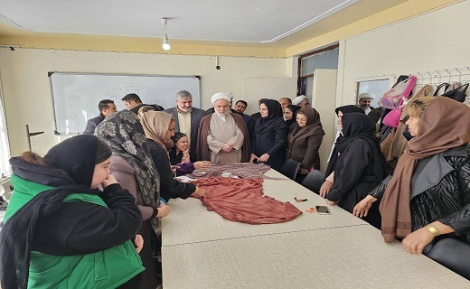 دیدار نماینده ولی فقیه در کردستان با هنرمندان و خانواده شهدا در مریوان